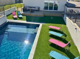 Charmandene - Luxury 5 Bed with Pool and Gated Parking, ξενοδοχείο στο Μπρίστολ