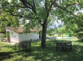 Attractive apartment in old farmhouse on the estate with pool, hotell i Umbertide