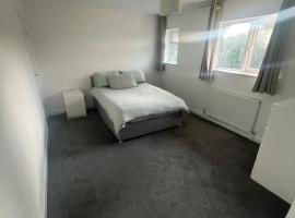Modern 3 Bedroom Home Ideal for Families and Business Stays, hotel in Dunstable