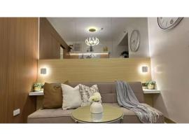 RED LUXE HAVEN Comfy stay, Netflix and Fast WiFi Ready, hotel a Manila