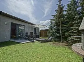 Ground-floor apartment with terrace and large garden with lounge area and grill
