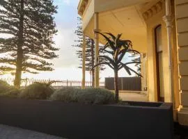 Seafield Tower Glenelg Apartment