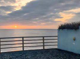 Apartamento frente al mar con 2 dormitorios, Hotel in Pombas