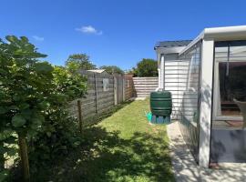 Comfortable bungalow for 4 people, hotel in Sint Maartenszee