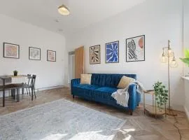 New Flat, Parking, 3 Bedrooms, Sleeps 6