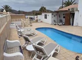 3 Bed Villa - Sleeps 6 - Pool - Parking - Wifi