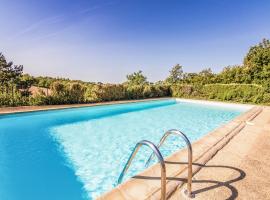 Quiet holiday home with shared pool, hotel a Salignac