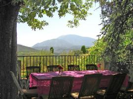 Holiday Home near Mont Ventoux Pool, ξενοδοχείο σε Vaison-la-Romaine