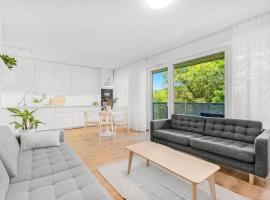 Bright Design City Loft with Balcony, hotel a Koliba
