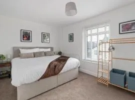 Southampton Retreat for 12 Near Waterfront