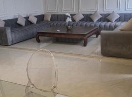 villa pools bbq lounge, hotel v destinaci Udžda