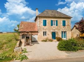 Holiday home with pool in Coubjours、Coubjoursのホテル