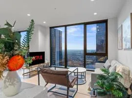 Luxury CBD 3BR with Pool, Spa, Sauna, Gym & Skyline Views