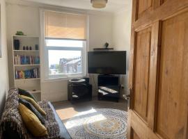 Pet-Friendly 2-Bed Apt Sleeps 5 10 mins to Beach, hotel em Ramsgate