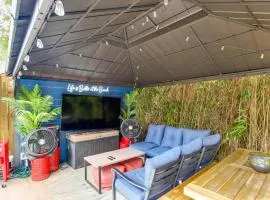 Walk to Beach, Gazebo with Hot Tub Gulfport Gem!