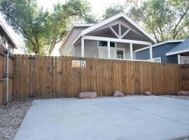 Pine Tree Arch Cabin #15, hotel in Moab