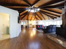 Spacious 3BR Retreat - Sleeps 10 - Free Parking