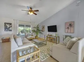 Family Retreat - Sleeps 10 - Pool - Near Beach