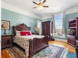 Queen Bed Retreat, Walk to Dining and Main St