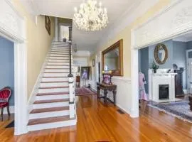 King Suite in Historic District, Downtown Stay