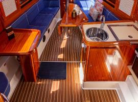 Naktsmītne uz ūdens Stunning Boat 2 BEDROOMS, WC, high ceiling Lisabonā