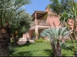 Charmante maison avec jardin et piscine