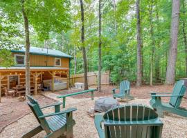 Near Hiking Trails Hot Tub Haven in Ellijay!, hotel v mestu Ellijay