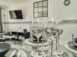 Large 5 Bed House -2 bath, Parking & Garden