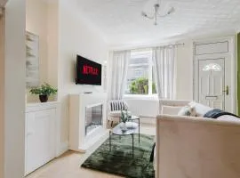 Spacious 3-Bedroom Apartment in Peterborough - Free Parking, Superfast Wi-Fi, Ideal for Families, Contractors, and Long-Term Stays