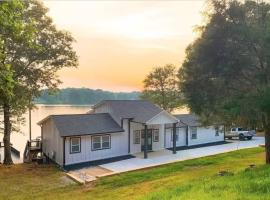 Sunset Shores Retreat, hotel in Charlotte