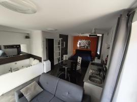 Studio meublé à proximité de la sortie d'autoroute de Feurs, hotel di Poncins