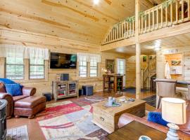 Idyllic Cabin in the Heart of Hocking Hills，Rockbridge的SPA 飯店