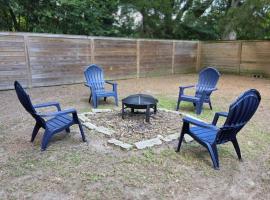 Cozy 2Bd-1Ba Cottage Minutes to Downtown and NAS, ξενοδοχείο σε Πενσακόλα