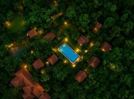 The Crescent Wayanad Heritage Pool Resort, kh&aacute;ch sạn c&oacute; hồ bơi ở Sultan Bathery