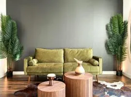 Modern Cosmopolitan APT Mid Hollywood with Free Parking 10mins to Universal Studios