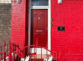 The LFC Red House - Spacious House With 5 Bedrooms, 2 Bathrooms, Street Parking And 1 Minute From The Stadium, villa en Liverpool