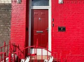 The LFC Red House - Spacious House With 5 Bedrooms, 2 Bathrooms, Street Parking And 1 Minute From The Stadium
