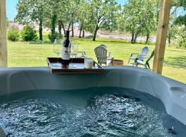 Willow Heaven - Lakefront Cabin Escape, hotel v destinaci Madill
