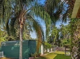 FREE BOAT to use ,Fish Camp, Water Front, Pets ok, ξενοδοχείο σε San Mateo