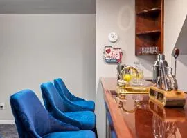 Huge Retreat w Alaska King, Pool & Jacuzzi Tub Indoor