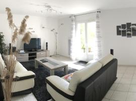 Maison contemporaine au calme avec jardin arboré, hotel a Corme-Royal