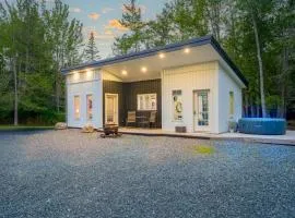 Secluded Bungalow Near Acadia and Bar Harbor -Private, Pet Friendly, BBQ Grill, Huge Yard