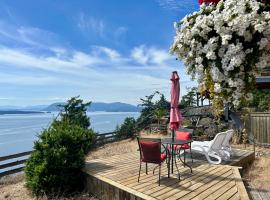 Shangri-La Oceanfront vacation home, Hotel in Pender Island