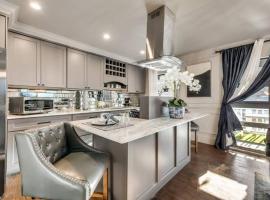 Spacious Dallas 1BR Condo w Onsite Hot Tub, Hotel in Dallas