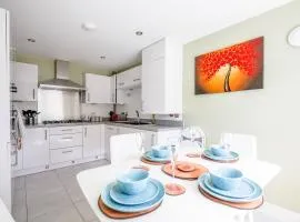 Modern 4-BDR House + Parking | Walk to City Centre