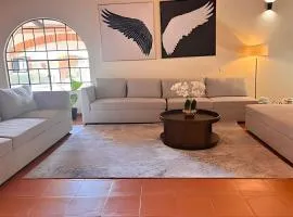 Diversión y bosque con amigos