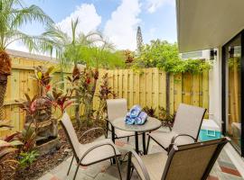 Walk to Beach and Dining West Palm Beach Condo!, hôtel à West Palm Beach