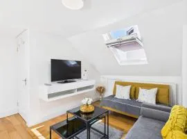 Bright 4-BR North London House for 9 Sleeps by D3 Short Stay, FREE Wi-Fi, Piccadilly Line