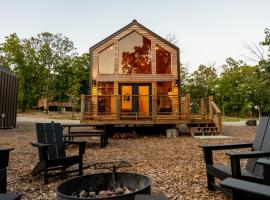 NEW - Modern Cabin in Glamping Resort Sleeps to 6、ブランソンのグランピング施設