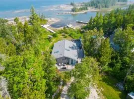 Sunset Cove - Cozy Winter Getaway in Tobermory